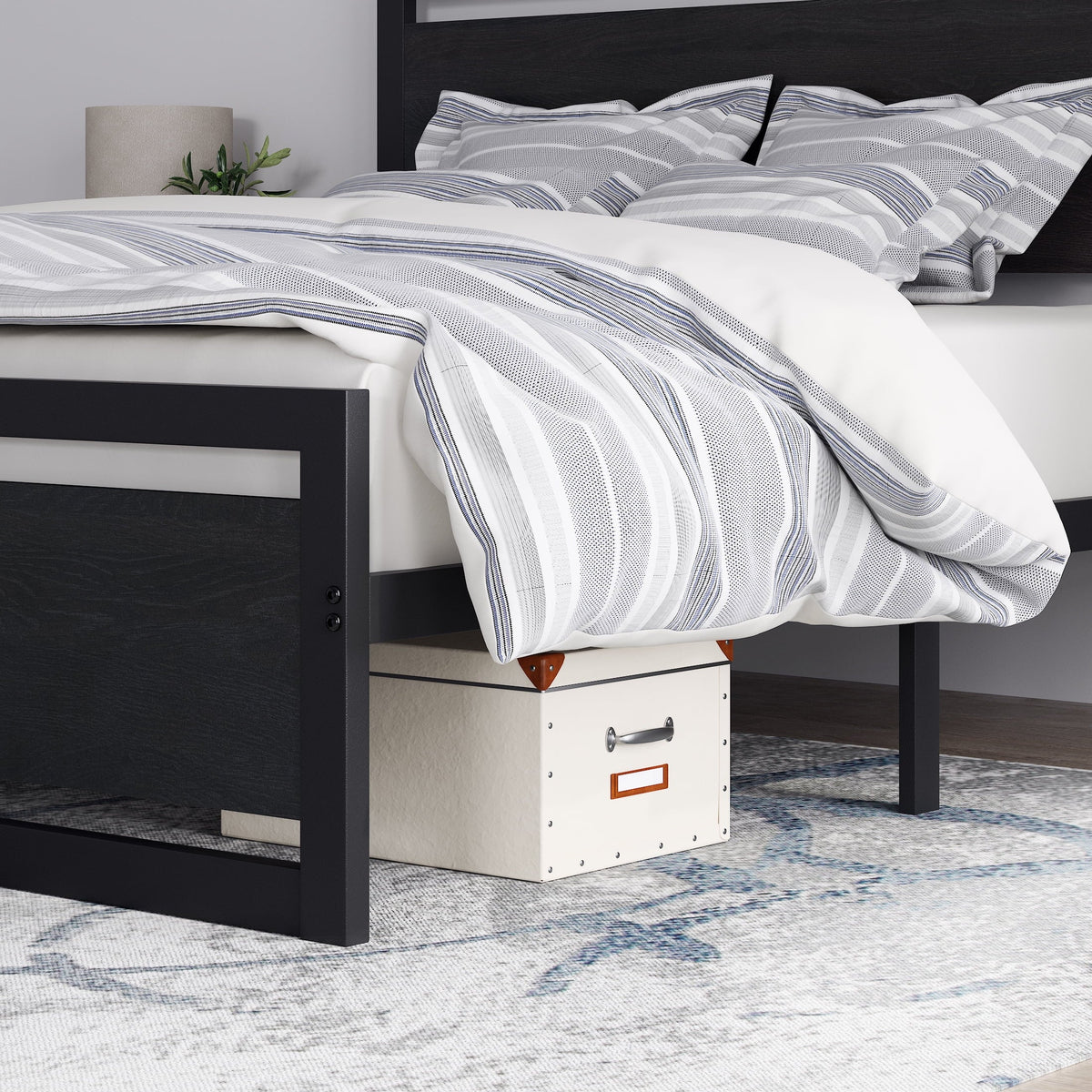 Queen Size Metal Platform Bed Frame with Wooden Headboard & Footboard N91205