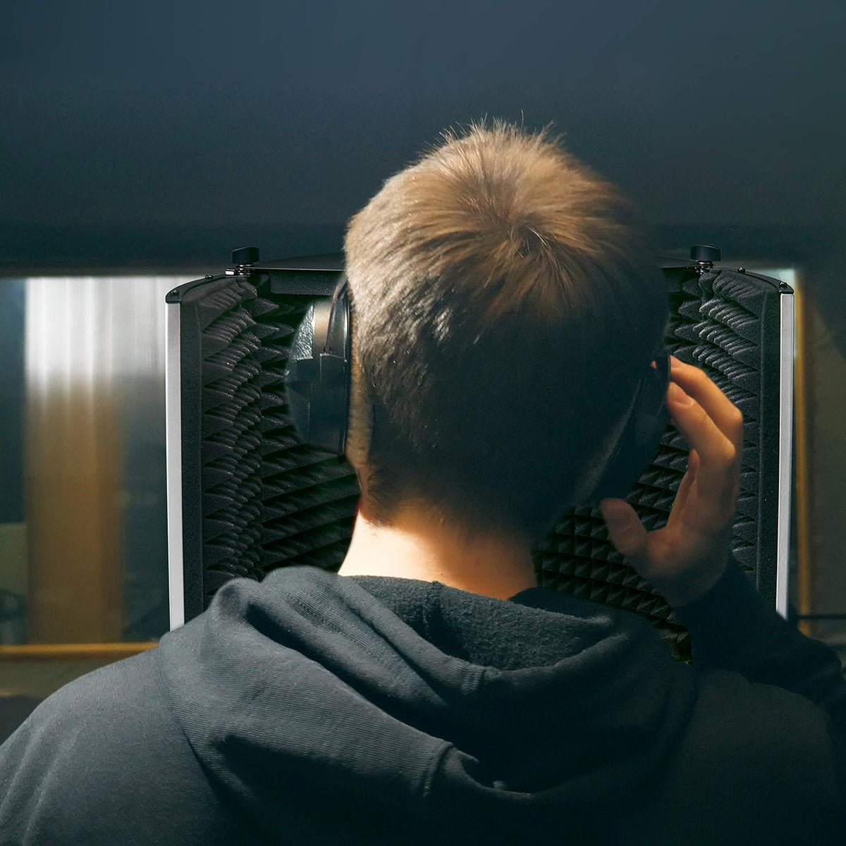 Portable Microphone Shield with Stand Mountable B5056